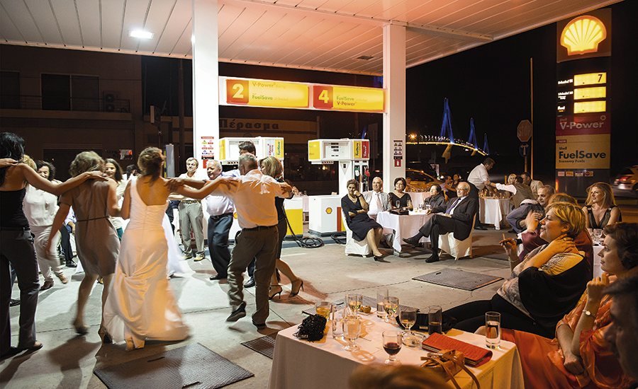 Γαμήλιο γλέντι σε βενζινάδικο: Ο Guardian επέλεξε αυτή τη φωτογραφία της εβδομάδας | iefimerida.gr 0