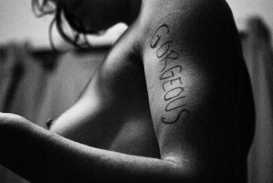 Εκπληκτικές γυμνές φωτογραφίες εξερευνούν την πραγματική δύναμη των στερεοτύπων της ομορφιάς [εικόνες] | iefimerida.gr 0