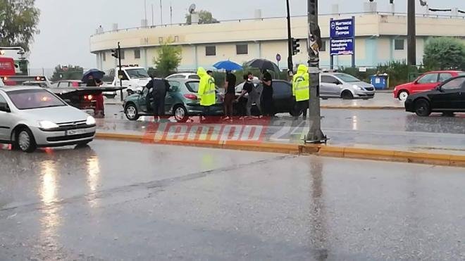 Πάτρα: Διπλή καραμπόλα με 6 οχήματα λόγω κακοκαιρίας [εικόνες & βίντεο] | iefimerida.gr 1