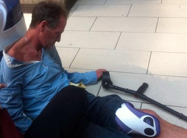 Σοκάρει η εικόνα του μεθυσμένου, πεσμένου στο πεζοδρόμιο Πολ Γκασκόιν – Εκλιπαρούσε για ένα ποτό [εικόνες]  | iefimerida.gr 0