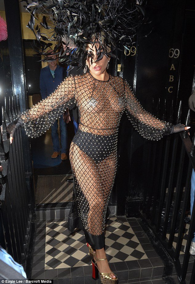 Κι όμως το φόρεσε και αυτό: Με δίχτυ και φτερά στο κεφάλι η Lady Gaga [εικόνες] | iefimerida.gr 0