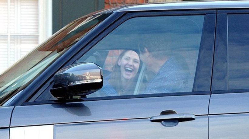 Τζένιφερ Γκάρνερ: Φλέρταρε επί τριάντα λεπτά με έναν κούκλο [εικόνες]  | iefimerida.gr 0