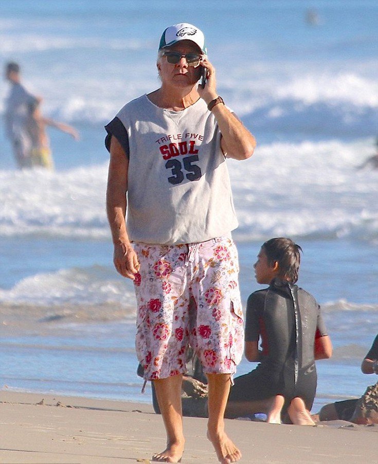 Ντάστιν Χόφμαν: Ντυμένος σαν έφηβος σε παραλία στο Μαλιμπού [εικόνες]  | iefimerida.gr 2