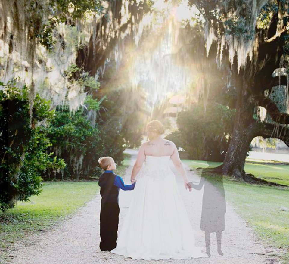 Μια συγκινητική ιστορία: Μια γαμήλια φωτογραφία που έσμιξε μητέρα και νεκρή κόρη [εικόνες] | iefimerida.gr 2