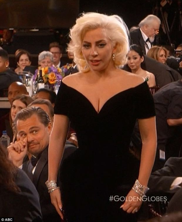  Η «επική» αντίδραση του Ντι Κάπριο όταν τον σκούντηξε η Lady Gaga [εικόνες]  | iefimerida.gr 1