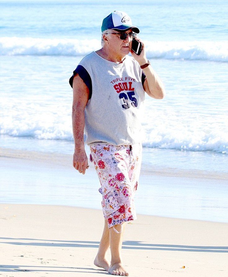 Ντάστιν Χόφμαν: Ντυμένος σαν έφηβος σε παραλία στο Μαλιμπού [εικόνες]  | iefimerida.gr 1