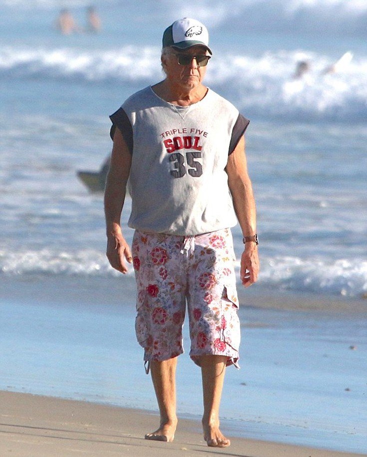 Ντάστιν Χόφμαν: Ντυμένος σαν έφηβος σε παραλία στο Μαλιμπού [εικόνες]  | iefimerida.gr 0