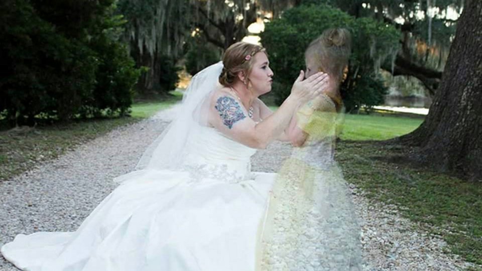 Μια συγκινητική ιστορία: Μια γαμήλια φωτογραφία που έσμιξε μητέρα και νεκρή κόρη [εικόνες] | iefimerida.gr 0