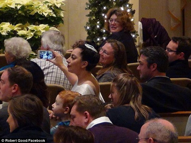 Οταν η ντίβα της ποπ γονάτισε στην σκηνή και φίλησε τον σύντροφό της [εικόνες&βίντεο] | iefimerida.gr 3