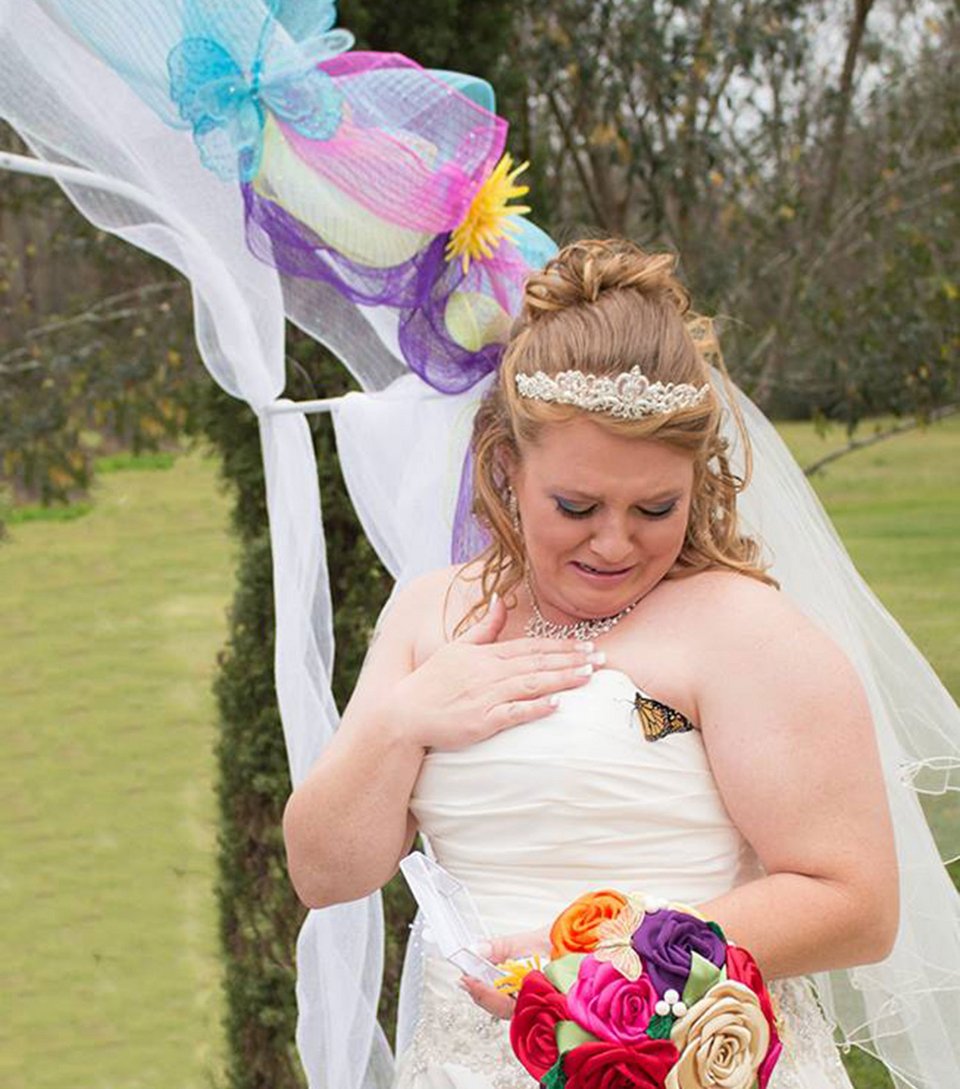 Μια συγκινητική ιστορία: Μια γαμήλια φωτογραφία που έσμιξε μητέρα και νεκρή κόρη [εικόνες] | iefimerida.gr 1