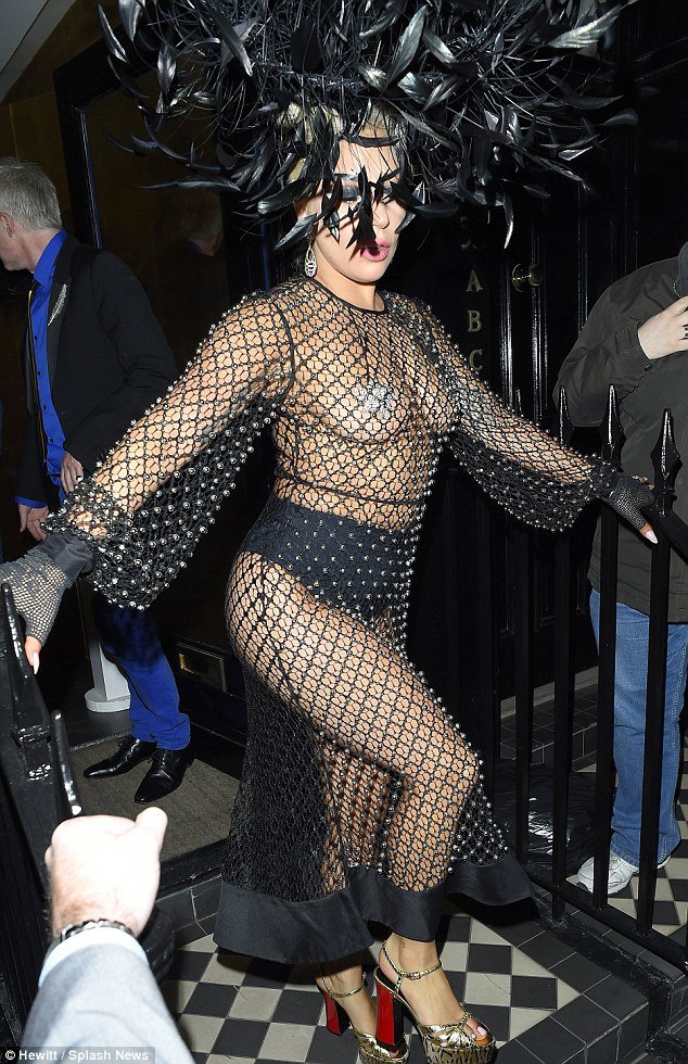 Κι όμως το φόρεσε και αυτό: Με δίχτυ και φτερά στο κεφάλι η Lady Gaga [εικόνες] | iefimerida.gr 4