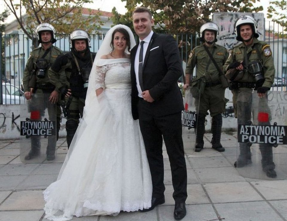 Μια διαφορετική φωτογράφιση: Γαμπρός και νύφη πόζαραν στην Τούμπα [εικόνες] | iefimerida.gr 0