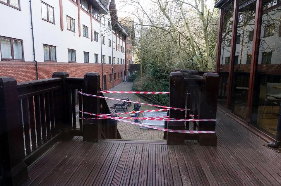 Καλεσμένοι σε γάμο βρέθηκαν στο... κενό -Κατέρρευσε σκάλα που είχαν ανέβει για φωτογραφίες [εικόνες] | iefimerida.gr 2