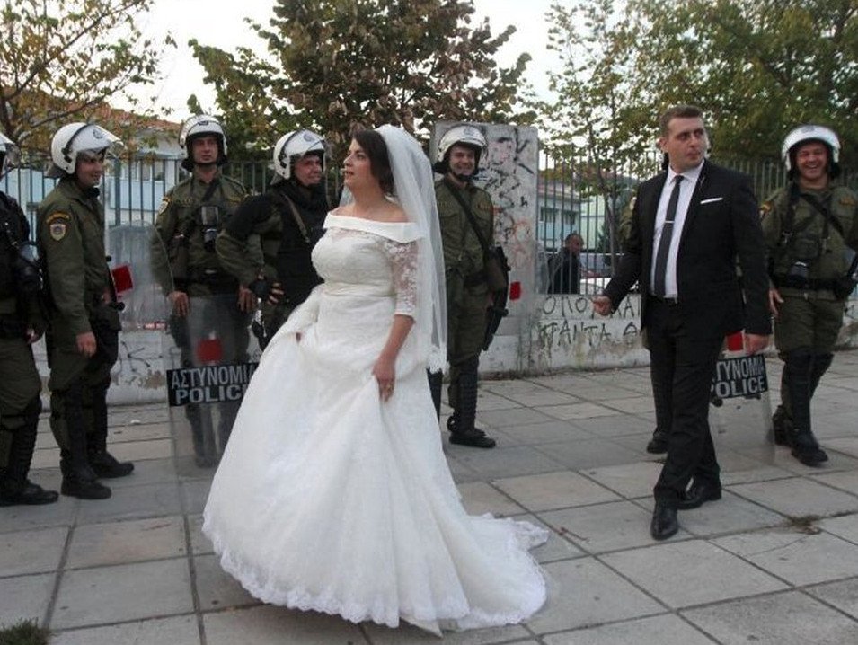 Μια διαφορετική φωτογράφιση: Γαμπρός και νύφη πόζαραν στην Τούμπα [εικόνες] | iefimerida.gr 1