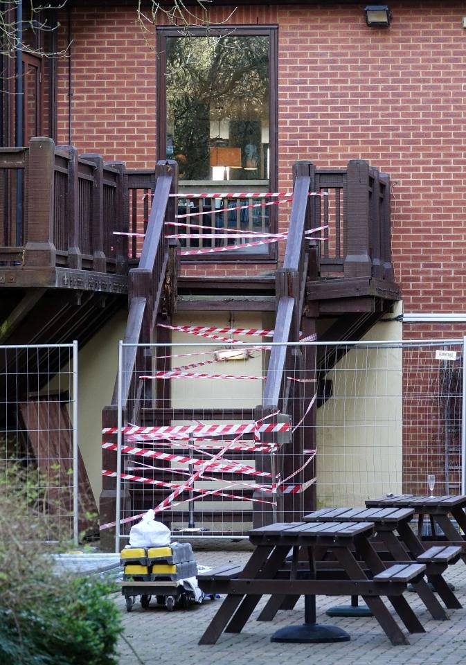 Καλεσμένοι σε γάμο βρέθηκαν στο... κενό -Κατέρρευσε σκάλα που είχαν ανέβει για φωτογραφίες [εικόνες] | iefimerida.gr 1