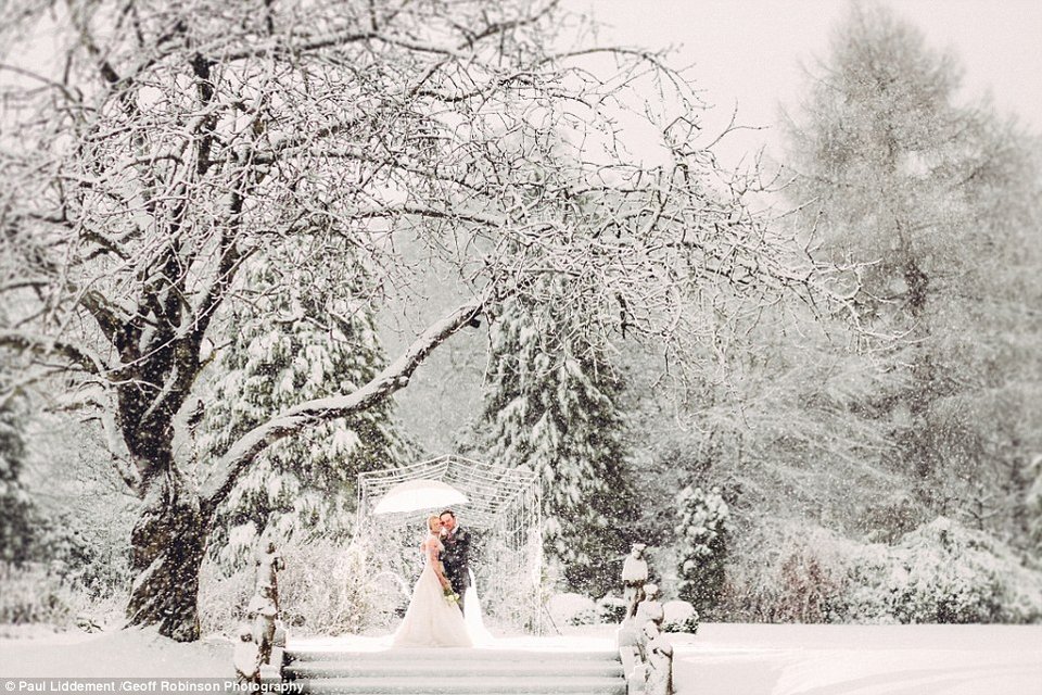 Γάμος στα λευκά -Πώς μία χιονοθύελλα μετέτρεψε σε παραμύθι τον γάμο ενός ζευγαριού [εικόνες] | iefimerida.gr 2
