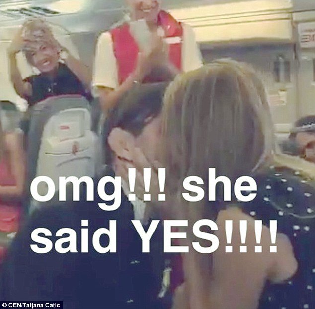 Γάμος στα 35.000 πόδια -Της έκανε έκπληξη και την παντρεύτηκε στην πτήση για Αθήνα [εικόνες] | iefimerida.gr 4