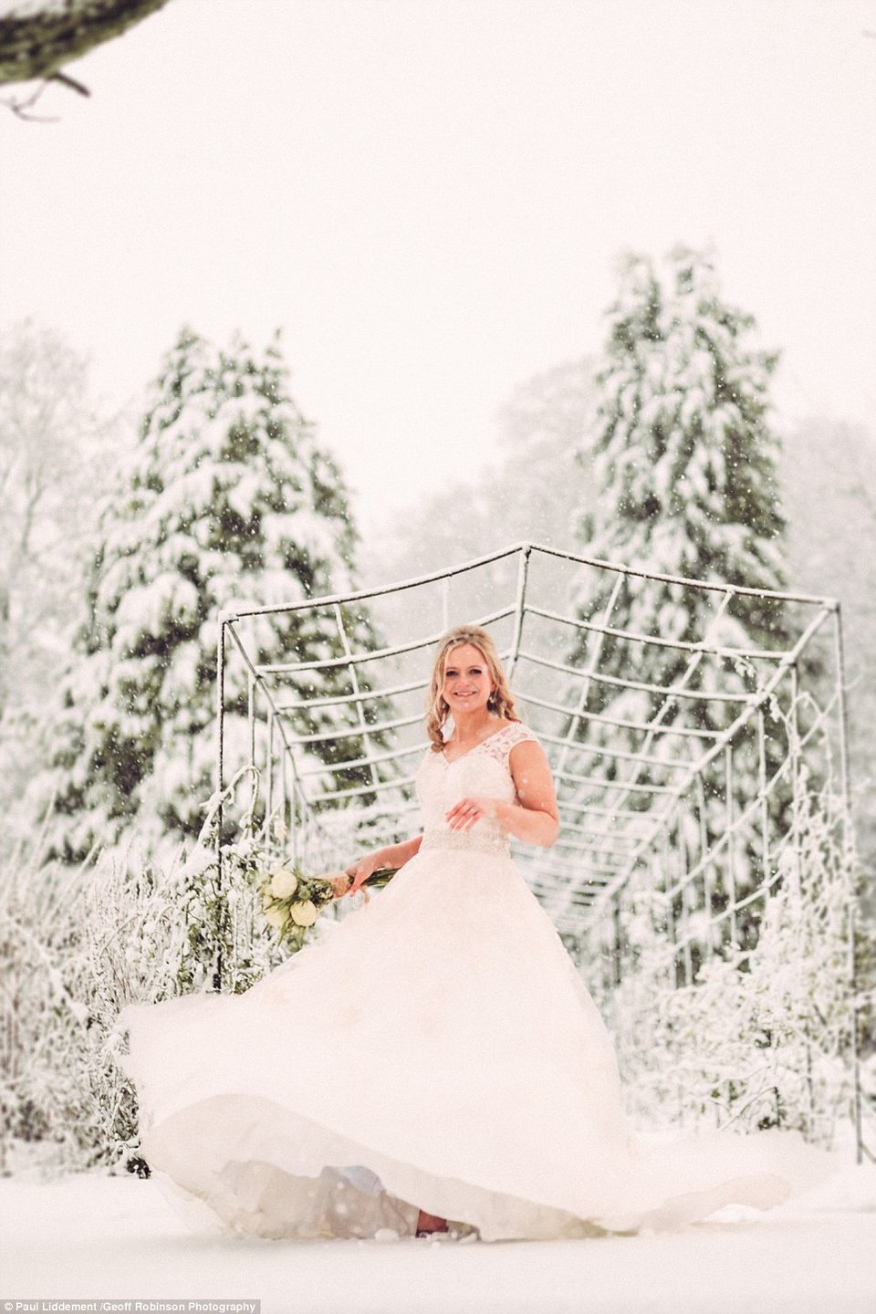 Γάμος στα λευκά -Πώς μία χιονοθύελλα μετέτρεψε σε παραμύθι τον γάμο ενός ζευγαριού [εικόνες] | iefimerida.gr 3