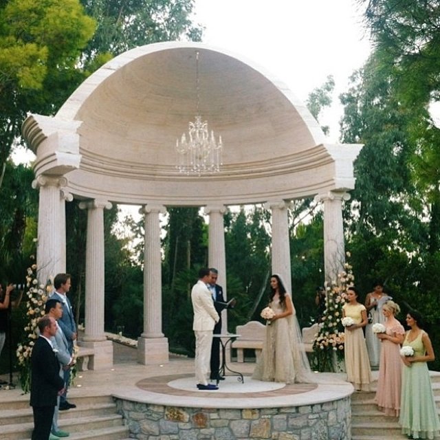 Πιτόγυρα, και ποντιακά τραγούδια για τους Ελβετούς και Ρώσους μεγιστάνες στο γάμο -χλιδή της κόρης Καλτσίδη [εικόνες] | iefimerida.gr 0