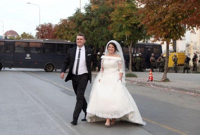 Μια διαφορετική φωτογράφιση: Γαμπρός και νύφη πόζαραν στην Τούμπα [εικόνες] | iefimerida.gr 2