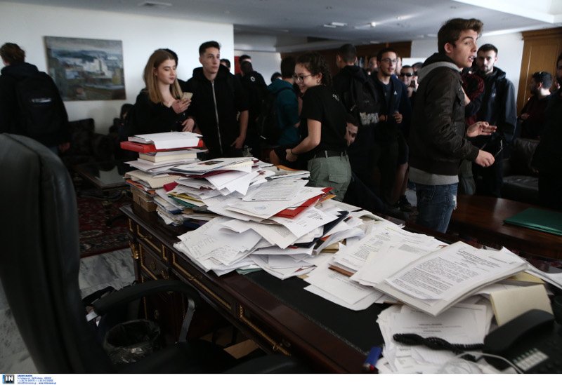 Εληξε η κατάληψη των μαθητών στο γραφείο του Γαβρόγλου [εικόνες] | iefimerida.gr 4