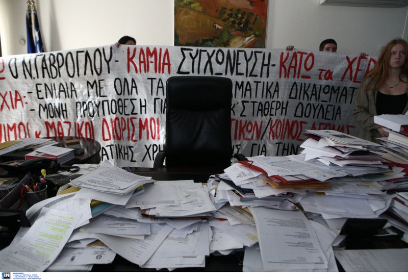 Κάτω ο νόμος Γαβρόγλου για τις συγχωνεύσεις γράφει το πανό πίσω από το γραφείο του Υπουργού- φωτογραφία intimenews