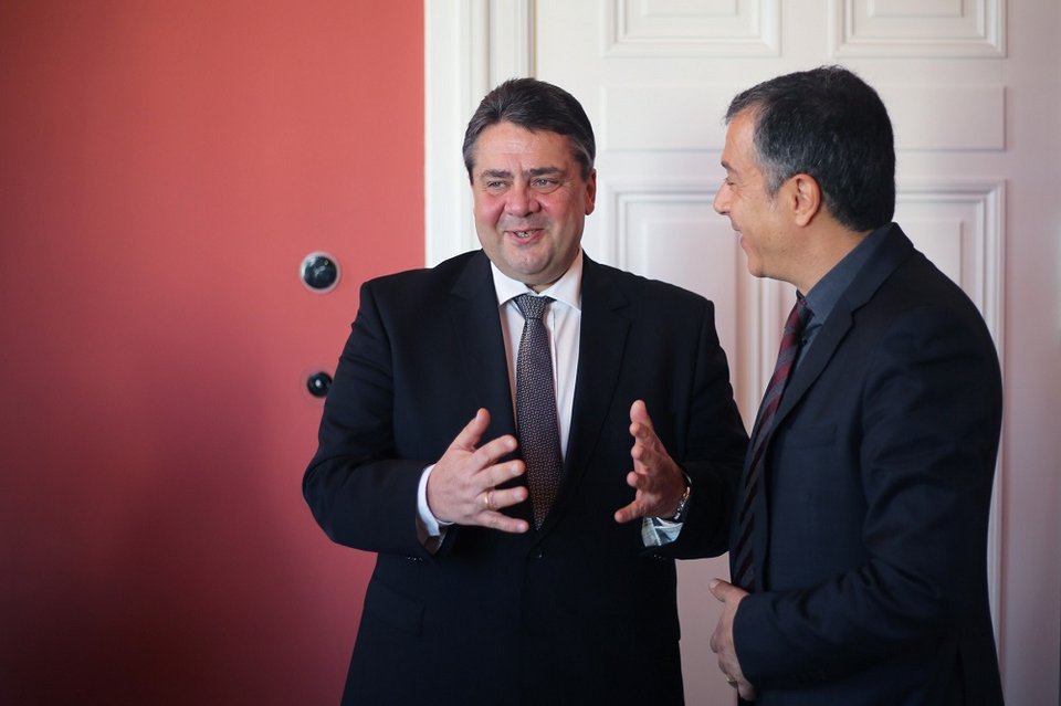 Η συνάντηση Θεοδωράκη – Γκάμπριελ που ξεκίνησε ψυχρά και τελείωσε... θερμά [εικόνες] | iefimerida.gr 0