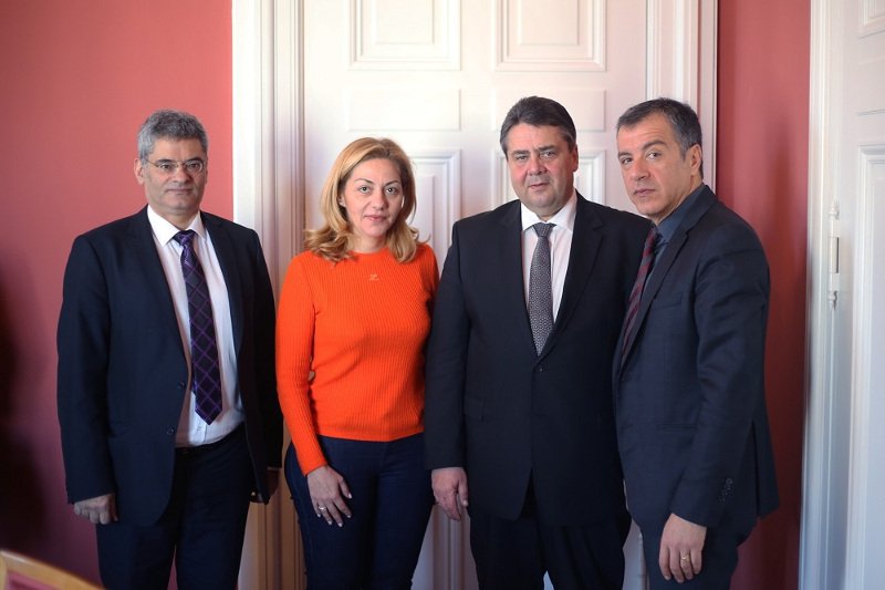 Η συνάντηση Θεοδωράκη – Γκάμπριελ που ξεκίνησε ψυχρά και τελείωσε... θερμά [εικόνες] | iefimerida.gr 1