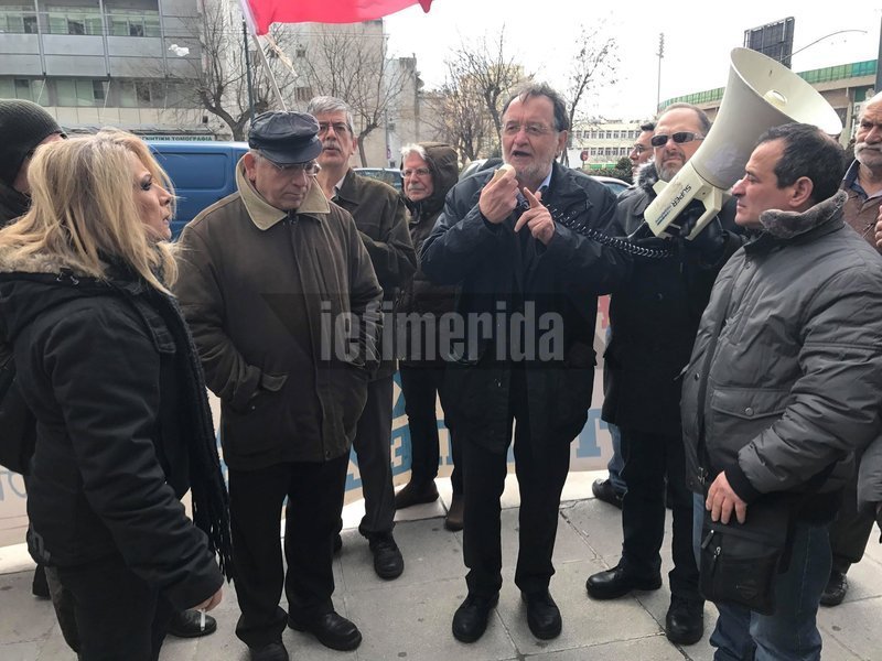 Παρόντες στη σημερινή συγκέντρωση, μεταξύ άλλων, είναι ο ευρωβουλευτής της ΛΑΕ Νίκος Χουντής και τα στελέχη του κόμματος Δημήτρης Στρατούλης και Νάντια Βαλαβάνη