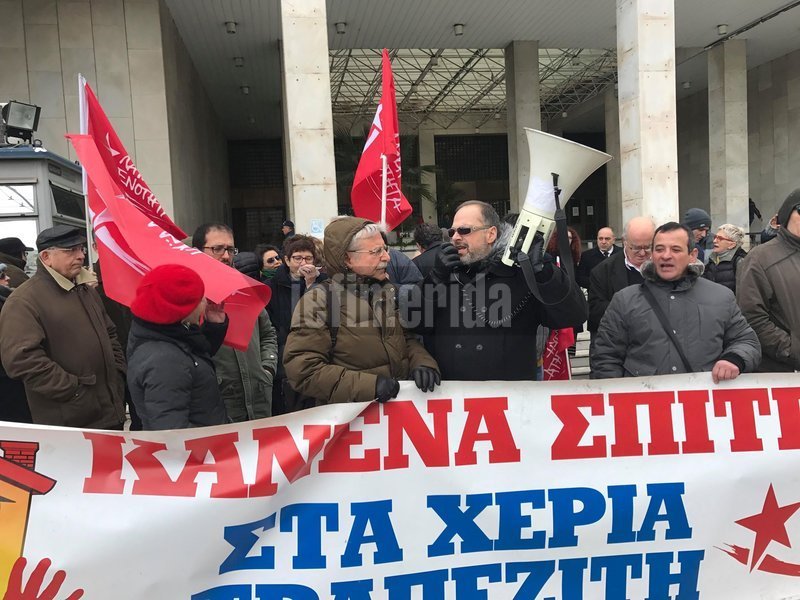 Ο Π. Λαφαζάνης κλήθηκε σε απολογία από το Τμήμα Προστασίας του Κράτους και του Δημοκρατικού Πολιτεύματος με αφορμή τη δράση του στα πλαίσια των κινημάτων κατά των πλειστηριασμών στο Ειρηνοδικείο τον Νοέμβριο του 2017