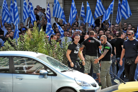 Χρυσαυγίτες προπηλάκισαν γυναίκα οδηγό έξω από τη ΓΑΔΑ [εικόνες] | iefimerida.gr 0