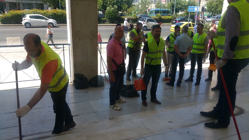 Οι συνδικαλιστές αστυνομικοί πήραν τη σκούπα και καθάρισαν τη ΓΑΔΑ [εικόνες] | iefimerida.gr 1