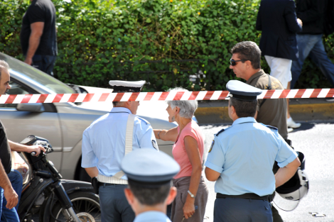 Χρυσαυγίτες προπηλάκισαν γυναίκα οδηγό έξω από τη ΓΑΔΑ [εικόνες] | iefimerida.gr 2