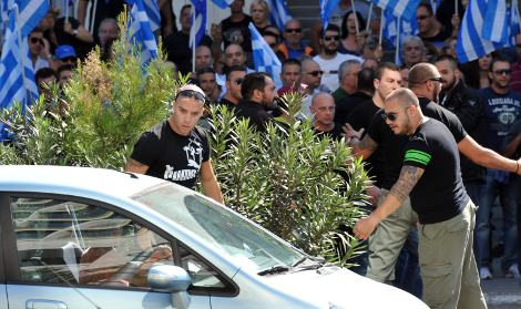 Χρυσαυγίτες προπηλάκισαν γυναίκα οδηγό έξω από τη ΓΑΔΑ [εικόνες] | iefimerida.gr 1