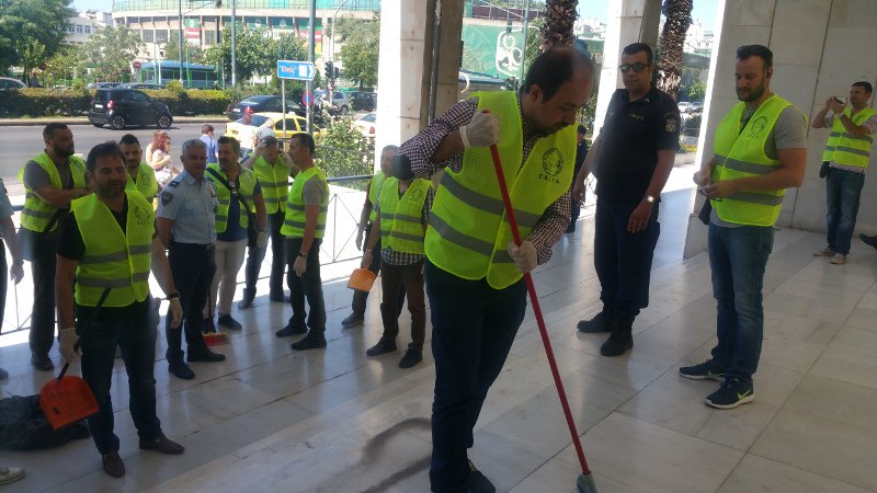 Οι συνδικαλιστές αστυνομικοί πήραν τη σκούπα και καθάρισαν τη ΓΑΔΑ [εικόνες] | iefimerida.gr 0