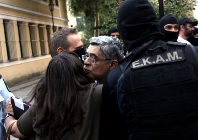 Η δακρυσμένη Ουρανία Μιχαλολιάκου προσπαθεί να αγκαλιάσει τον πατέρα της - Συγκινημένη Ζαρούλια: «Αγάπη μου τους ξεφτίλισες» [εικόνες] | iefimerida.gr 0