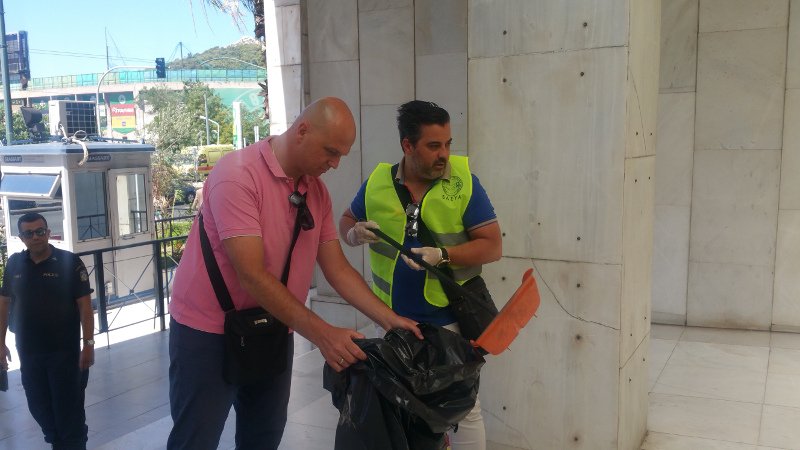 Οι συνδικαλιστές αστυνομικοί πήραν τη σκούπα και καθάρισαν τη ΓΑΔΑ [εικόνες] | iefimerida.gr 2