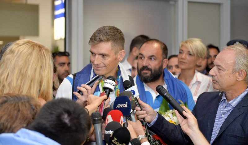 Στην Αθήνα ο Γιαννιώτης με το αργυρό: Πλήθος κόσμου τον αποθέωσε στο αεροδρόμιο -Κανείς επίσημος στην υποδοχή | iefimerida.gr 0