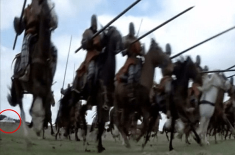 Φορτηγά σε μεσαιωνικές μάχες -Κινητήρες σε ρωμαϊκά άρματα: Τα πιο ξεκαρδιστικά λάθη σε μεγάλες παραγωγές [εικόνες] | iefimerida.gr 0