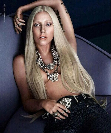Η Lady Gaga τόπλες διαφημίζει τσάντες Versace [εικόνες] | iefimerida.gr 1