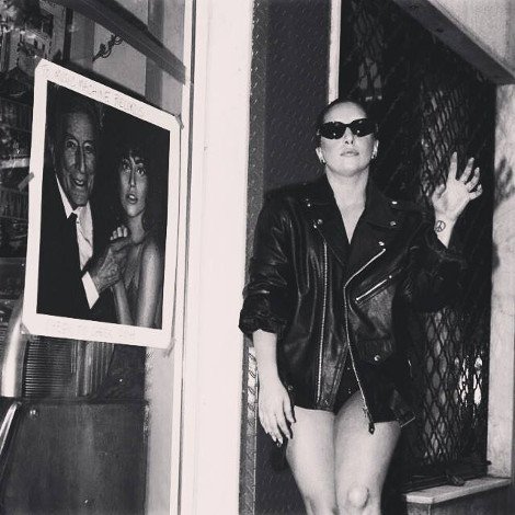 H Lady Gaga πήγε βόλτα στα δισκάδικα των Εξαρχείων, αλλά έφαγε... άκυρο [εικόνες] | iefimerida.gr 0