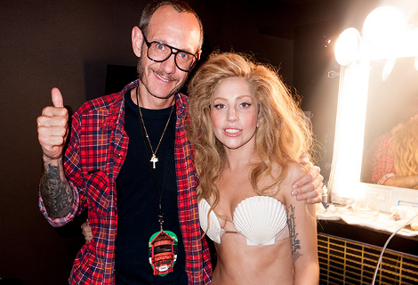 H Lady Gaga συνεχίζει να προκαλεί και μας δείχνει τη «χρυσή πλευρά» της [εικόνες] | iefimerida.gr 0