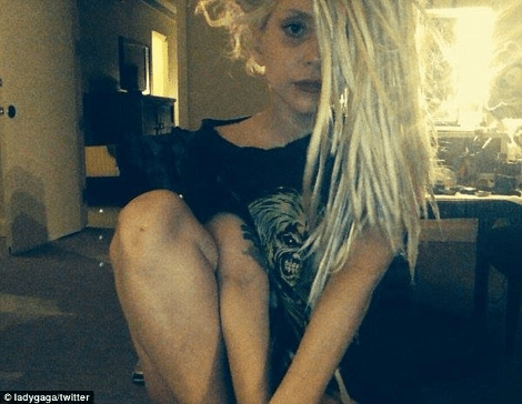 Αυτή είναι η... αντι -selfie: Η Lady Gaga ποζάρει σε πολύ άσχημη κατάσταση για να πικάρει τις «όμορφες» [εικόνες] | iefimerida.gr 1