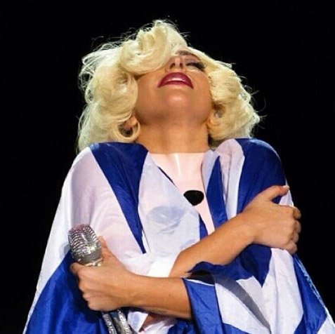 Μια άλλη Ελλάδα έζησε την φρενίτιδα της Lady Gaga στην Αθήνα [εικόνες] | iefimerida.gr 5