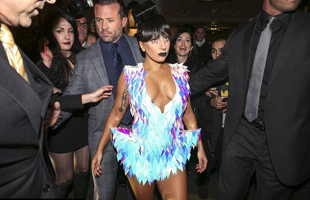 H Lady Gaga... φωσφορίζει και αποκαλύπτει περισσότερα από όσα θέλει [εικόνες] | iefimerida.gr 1