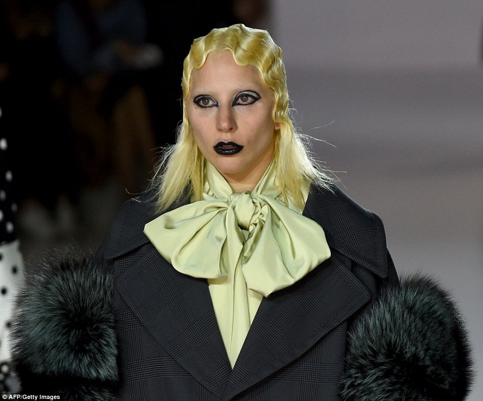 Η Lady Gaga έγινε και μοντέλο -Ανέβηκε στην πασαρέλα για τον Marc Jacobs [εικόνες] | iefimerida.gr 5