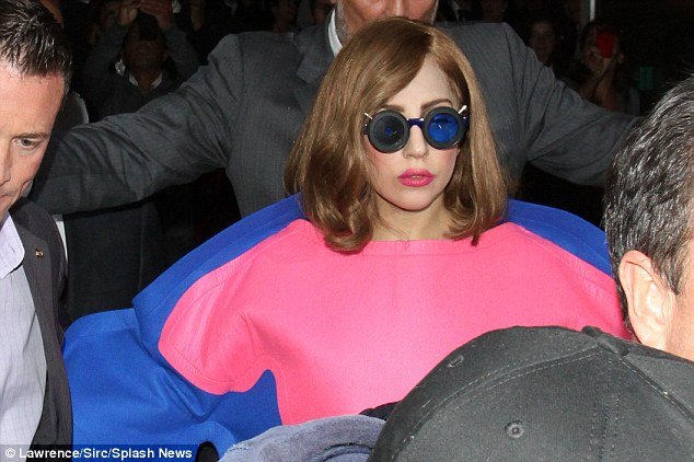 H Lady Gaga βγήκε έξω ντυμένη... κλόουν [εικόνες] | iefimerida.gr 0