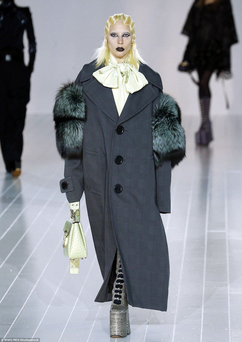 Η Lady Gaga έγινε και μοντέλο -Ανέβηκε στην πασαρέλα για τον Marc Jacobs [εικόνες] | iefimerida.gr 1