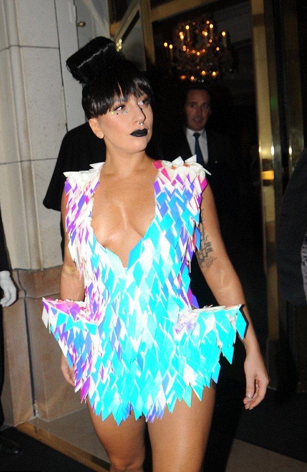 H Lady Gaga... φωσφορίζει και αποκαλύπτει περισσότερα από όσα θέλει [εικόνες] | iefimerida.gr 2