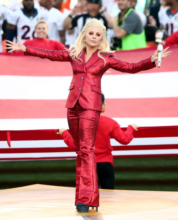 Εκλαιγαν με την Lady Gaga όταν τραγούδησε τον αμερικανικό εθνικό ύμνο [βίντεο] | iefimerida.gr 2